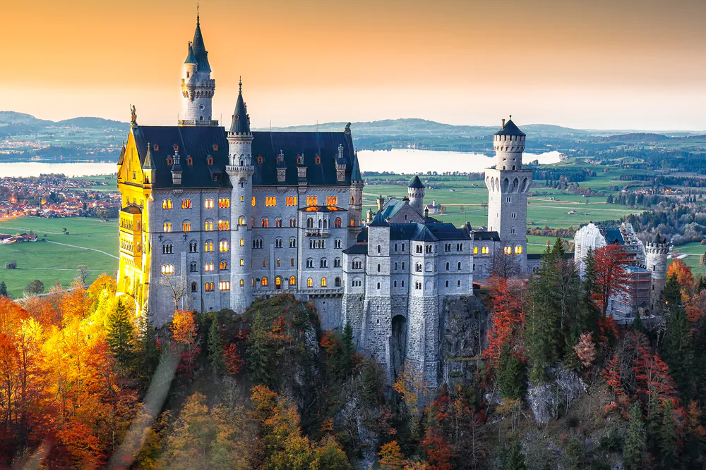 With our modern and comfortable vehicles you can travel in a relaxed and sporty way to your destinations, be it the fairytale Neuschwanstein Castle or a shopping visit on the luxurious Maximilianstrasse in Munich.